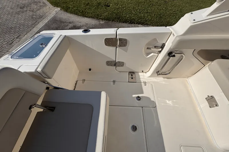 Slide: The Image of Boston Whaler 280 Vantage 2025 - 12