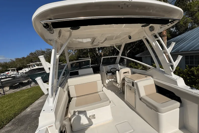 Slide: The Image of Boston Whaler 280 Vantage 2025 - 13