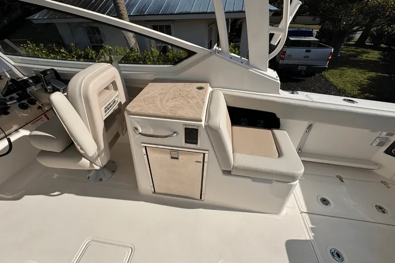 Slide: The Image of Boston Whaler 280 Vantage 2025 - 14