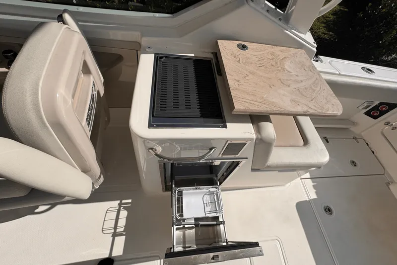 Slide: The Image of Boston Whaler 280 Vantage 2025 - 15
