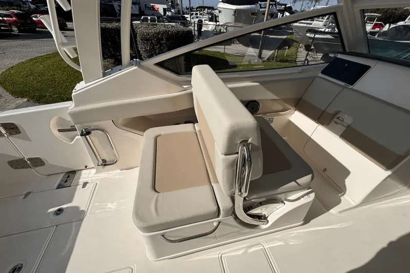 Slide: The Image of Boston Whaler 280 Vantage 2025 - 16