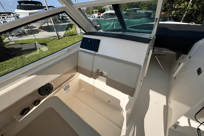Slide: The Image of Boston Whaler 280 Vantage 2025 - 17