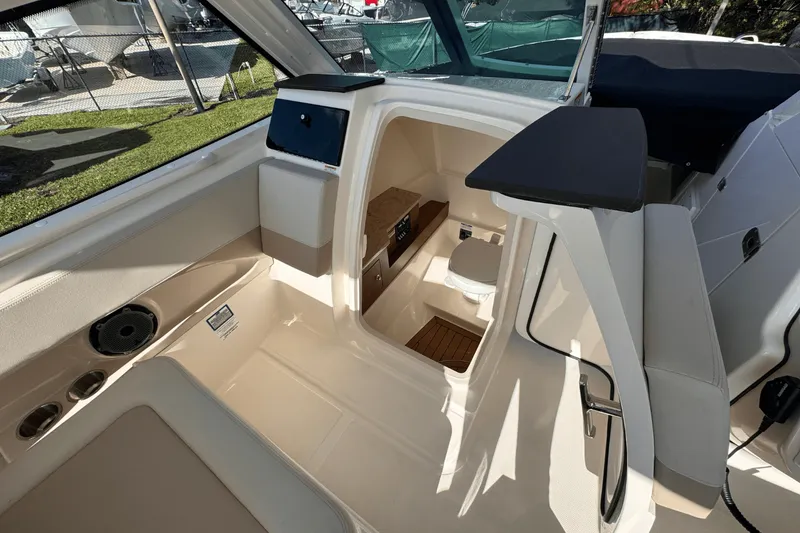 Slide: The Image of Boston Whaler 280 Vantage 2025 - 18