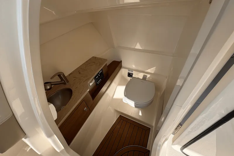 Slide: The Image of Boston Whaler 280 Vantage 2025 - 19