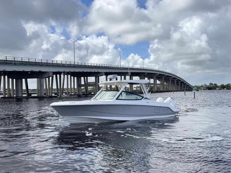 Slide: The Image of Boston Whaler 280 Vantage 2025 - 2