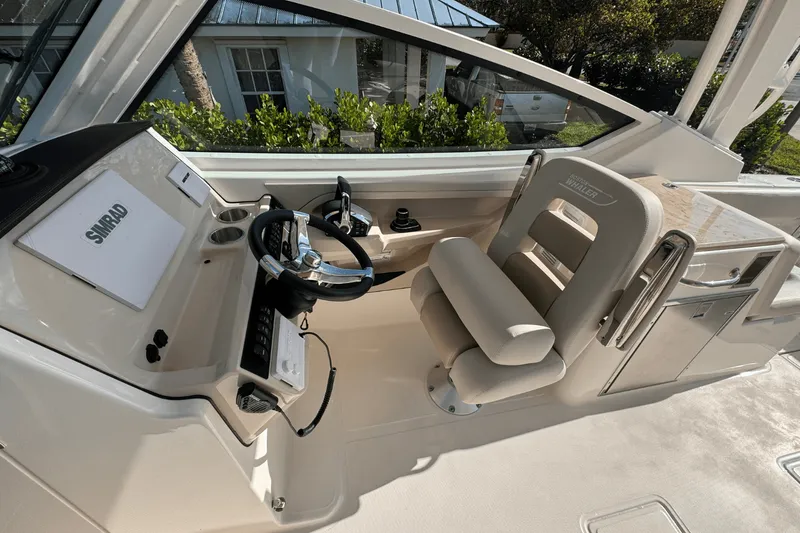 Slide: The Image of Boston Whaler 280 Vantage 2025 - 20