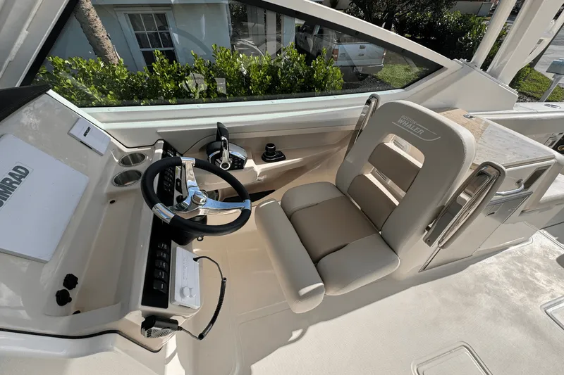 Slide: The Image of Boston Whaler 280 Vantage 2025 - 21
