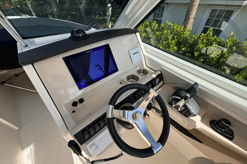Slide: The Image of Boston Whaler 280 Vantage 2025 - 22