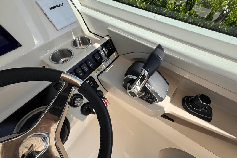 Slide: The Image of Boston Whaler 280 Vantage 2025 - 23