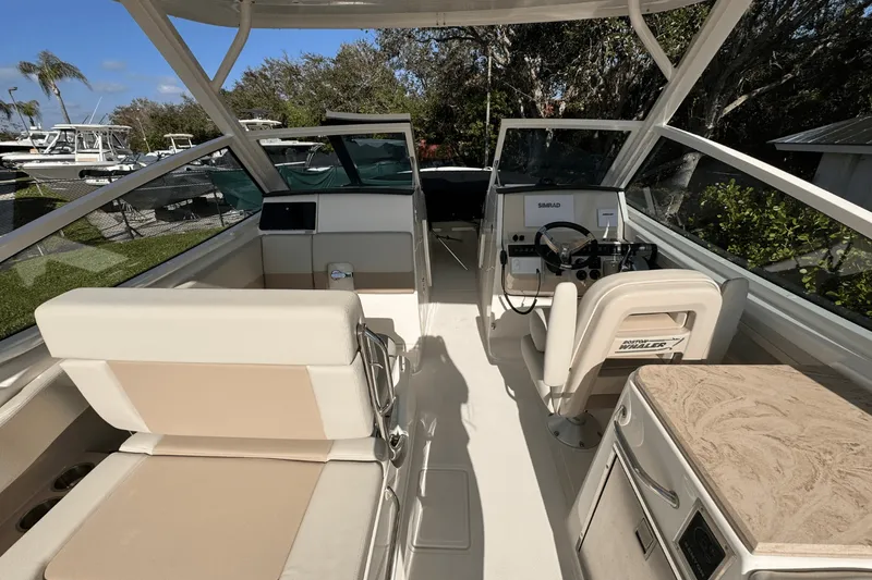 Slide: The Image of Boston Whaler 280 Vantage 2025 - 24