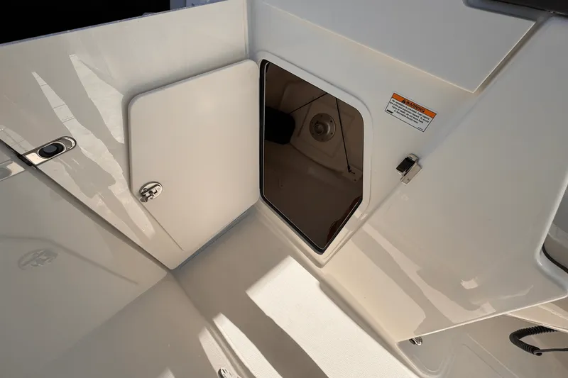 Slide: The Image of Boston Whaler 280 Vantage 2025 - 25