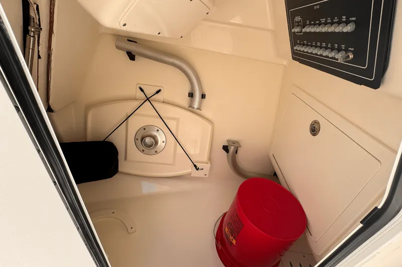 Slide: The Image of Boston Whaler 280 Vantage 2025 - 26