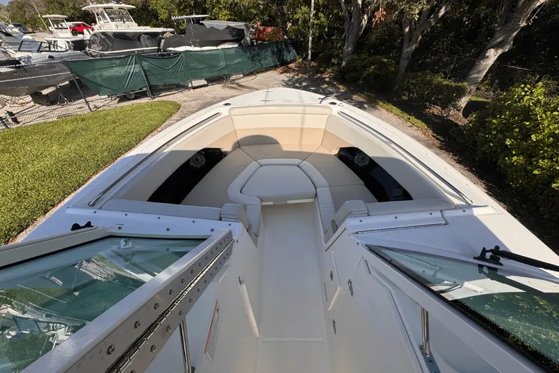 Slide: The Image of Boston Whaler 280 Vantage 2025 - 27