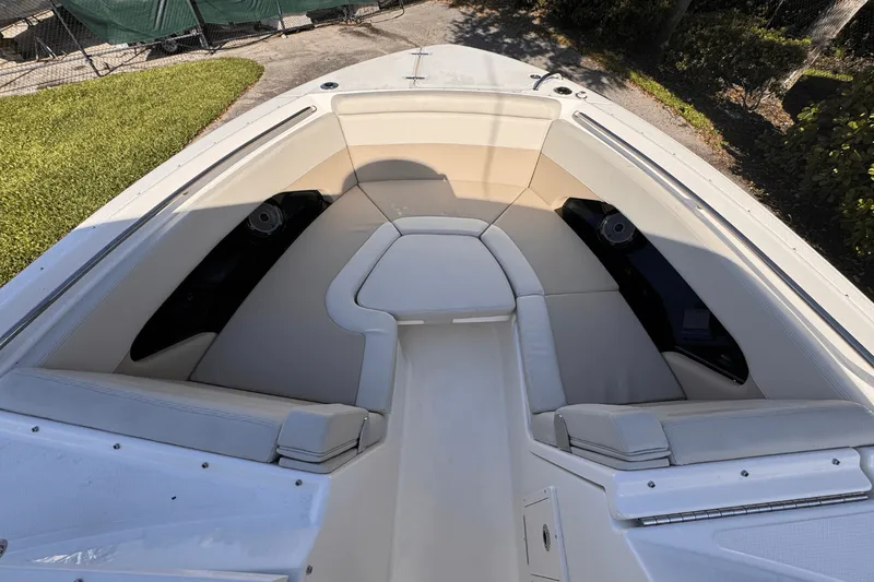 Slide: The Image of Boston Whaler 280 Vantage 2025 - 28