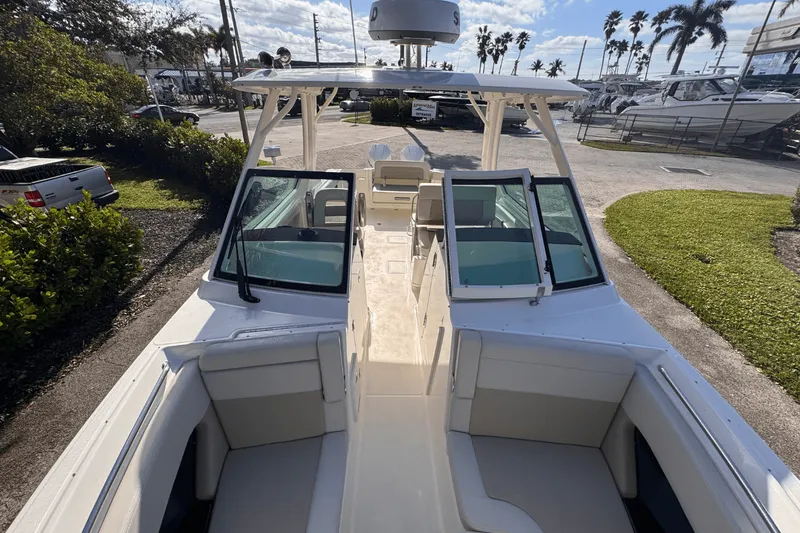 Slide: The Image of Boston Whaler 280 Vantage 2025 - 29