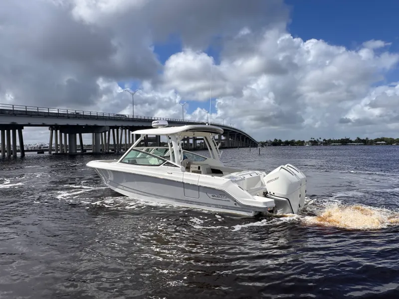 Slide: The Image of Boston Whaler 280 Vantage 2025 - 3