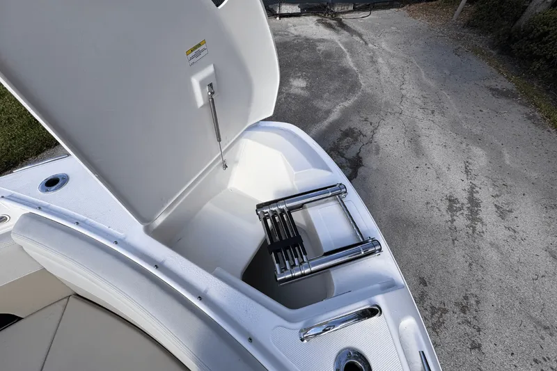 Slide: The Image of Boston Whaler 280 Vantage 2025 - 30