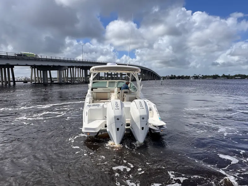 Slide: The Image of Boston Whaler 280 Vantage 2025 - 4