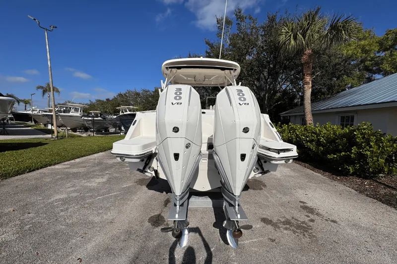 Slide: The Image of Boston Whaler 280 Vantage 2025 - 7