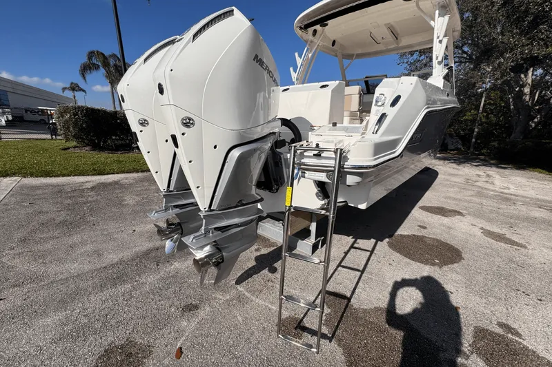 Slide: The Image of Boston Whaler 280 Vantage 2025 - 8