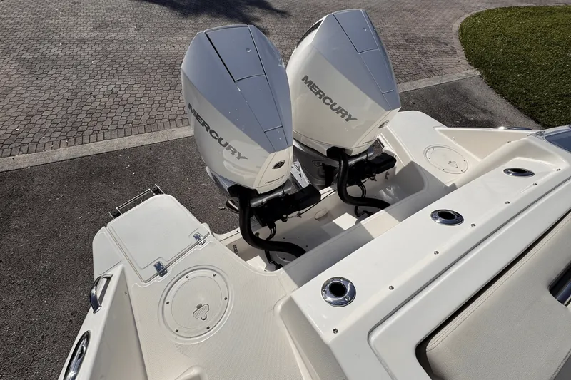 Slide: The Image of Boston Whaler 280 Vantage 2025 - 9