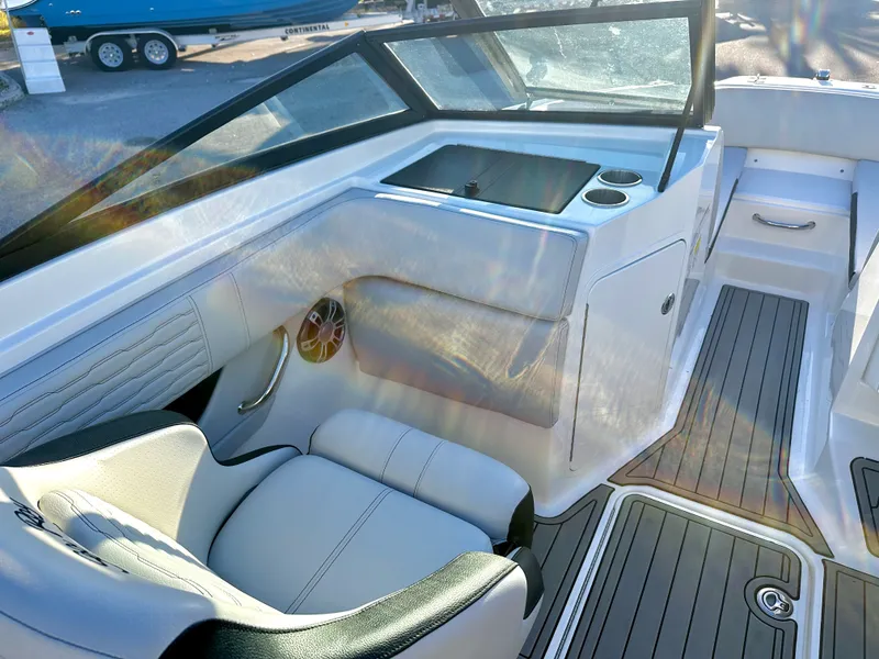 Slide: The Image of Sea Ray 210 SPX OB 2023 - 11
