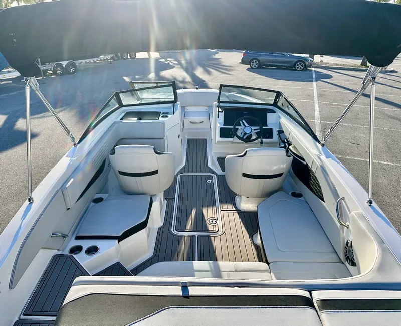 Slide: The Image of Sea Ray 210 SPX OB 2023 - 12