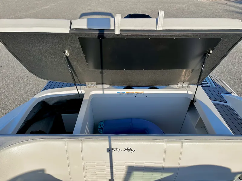 Slide: The Image of Sea Ray 210 SPX OB 2023 - 13