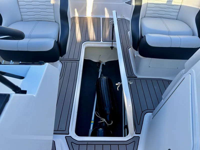 Slide: The Image of Sea Ray 210 SPX OB 2023 - 8