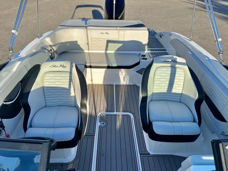 Slide: The Image of Sea Ray 210 SPX OB 2023 - 9