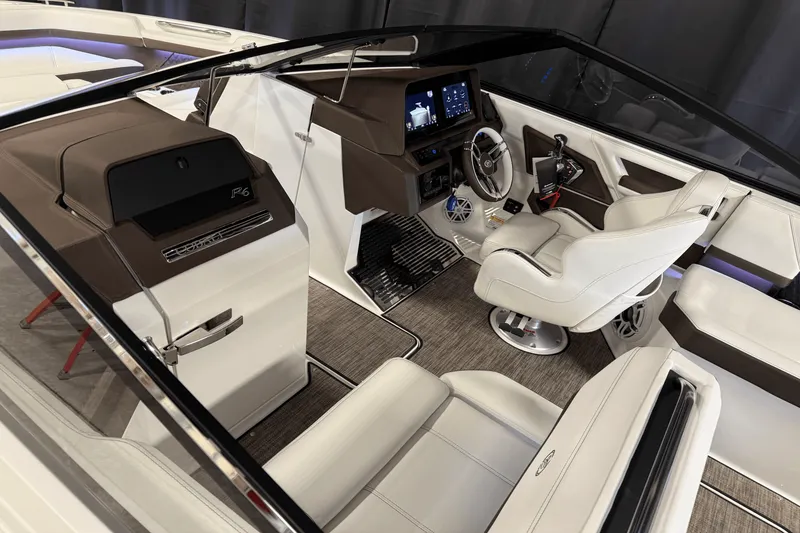 Slide: The Image of Cobalt R6 Outboard 2025 - 10