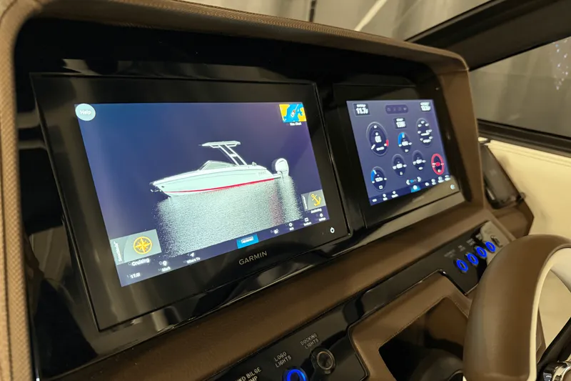 Slide: The Image of Cobalt R6 Outboard 2025 - 100