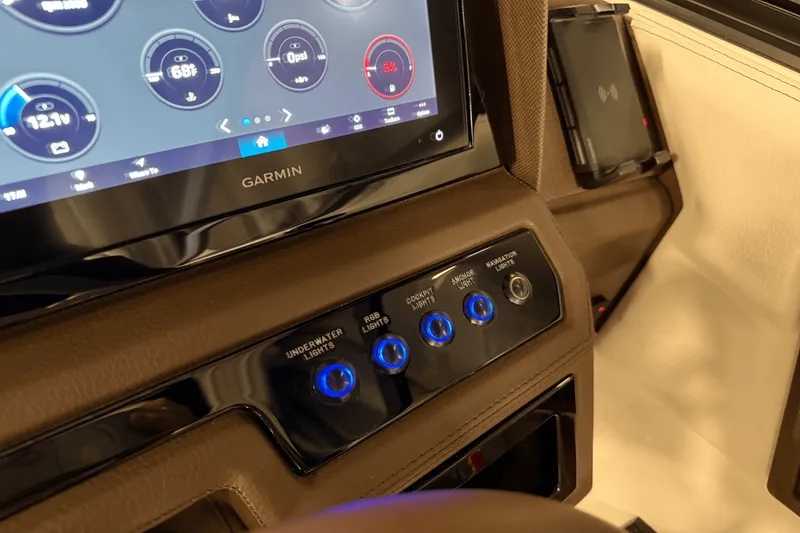 Slide: The Image of Cobalt R6 Outboard 2025 - 102