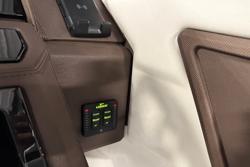 Slide: The Image of Cobalt R6 Outboard 2025 - 105