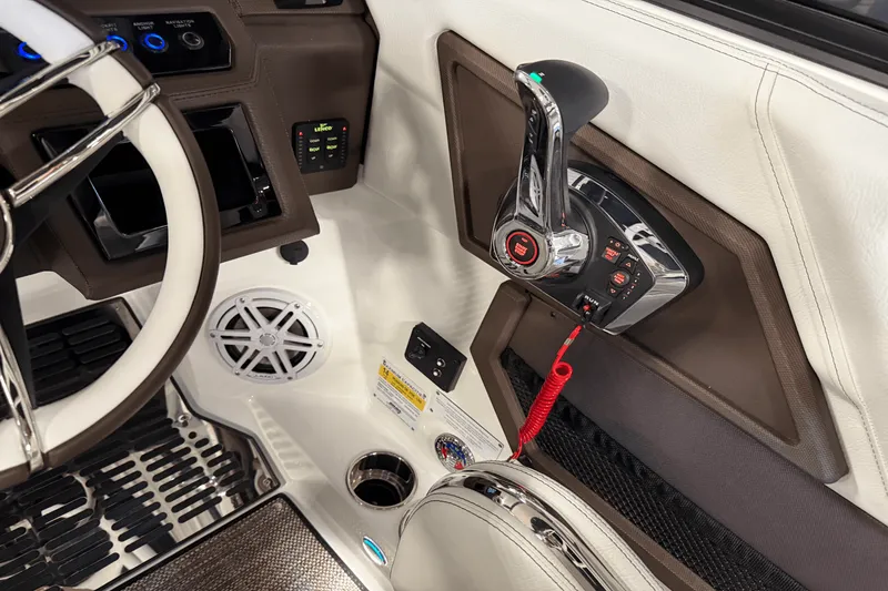 Slide: The Image of Cobalt R6 Outboard 2025 - 108