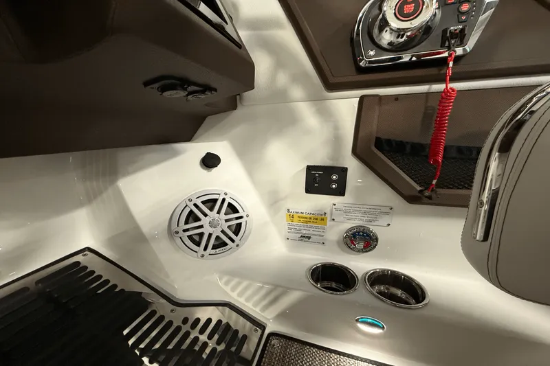 Slide: The Image of Cobalt R6 Outboard 2025 - 109