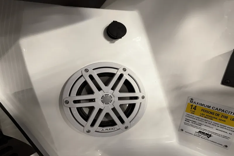 Slide: The Image of Cobalt R6 Outboard 2025 - 111