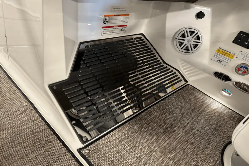 Slide: The Image of Cobalt R6 Outboard 2025 - 115