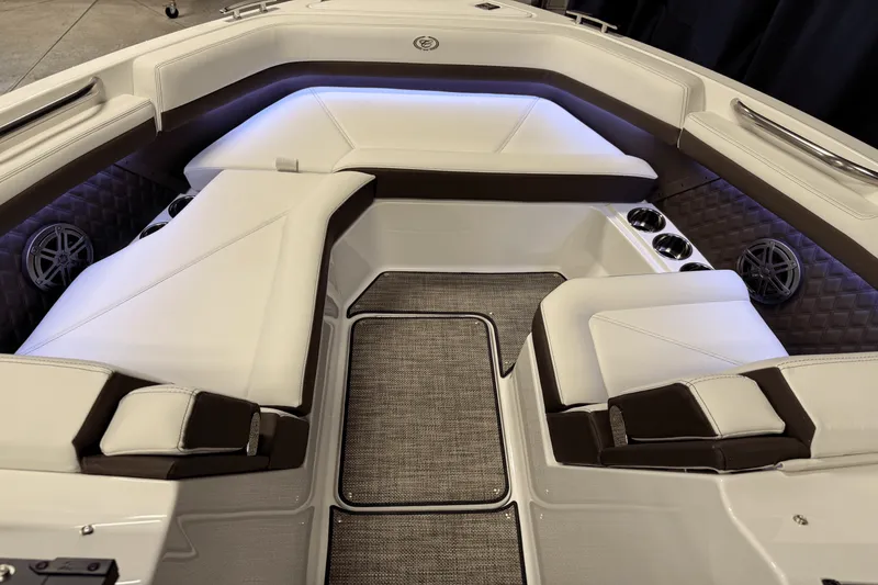 Slide: The Image of Cobalt R6 Outboard 2025 - 118