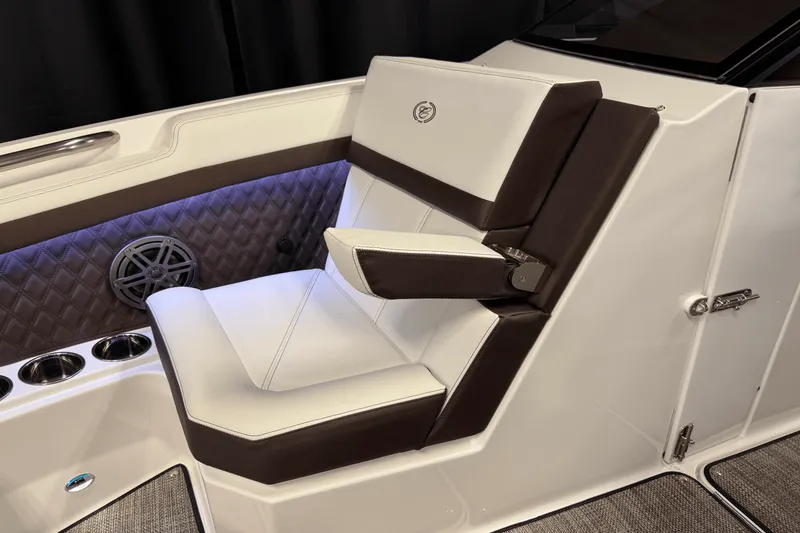 Slide: The Image of Cobalt R6 Outboard 2025 - 120