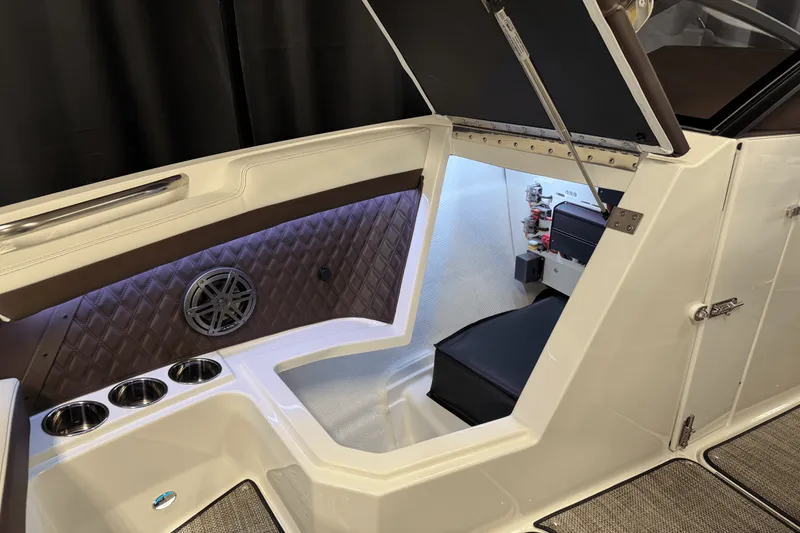 Slide: The Image of Cobalt R6 Outboard 2025 - 121