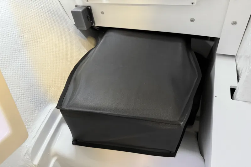 Slide: The Image of Cobalt R6 Outboard 2025 - 123