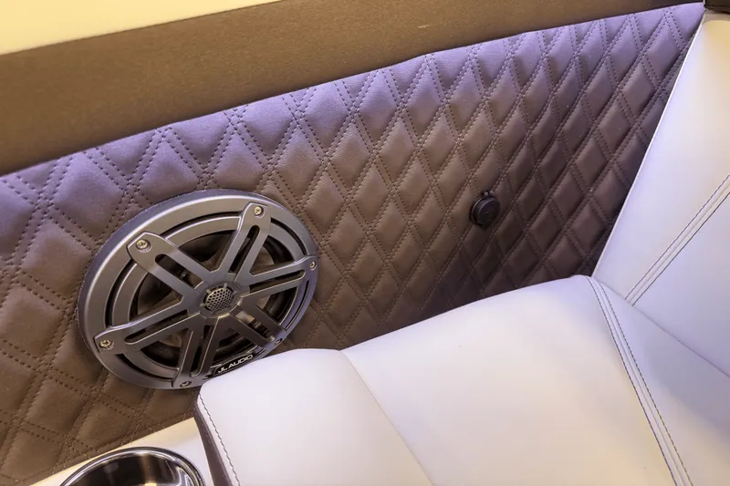 Slide: The Image of Cobalt R6 Outboard 2025 - 124