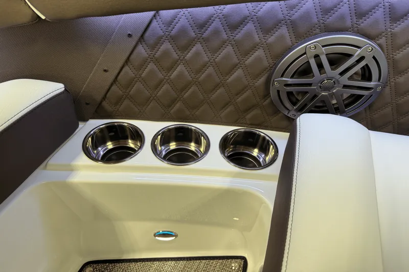 Slide: The Image of Cobalt R6 Outboard 2025 - 126