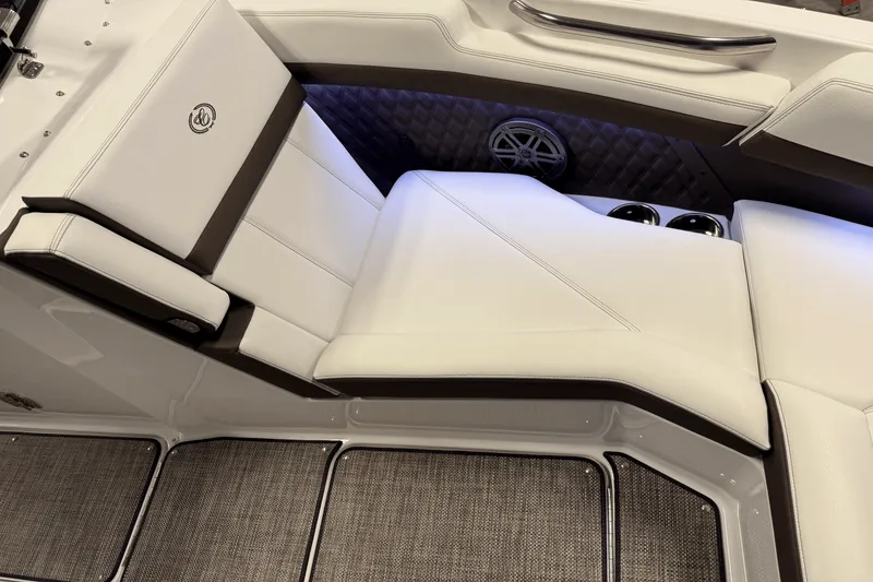 Slide: The Image of Cobalt R6 Outboard 2025 - 129