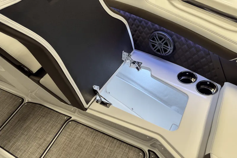 Slide: The Image of Cobalt R6 Outboard 2025 - 131