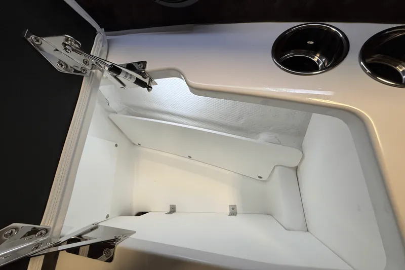 Slide: The Image of Cobalt R6 Outboard 2025 - 132