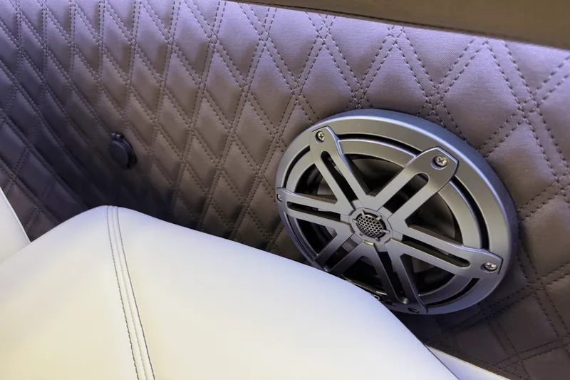 Slide: The Image of Cobalt R6 Outboard 2025 - 134