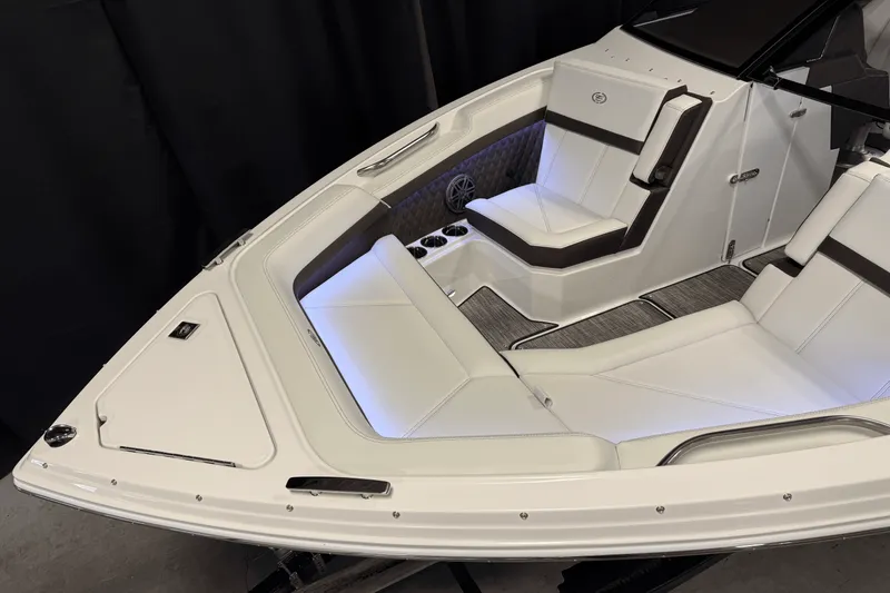 Slide: The Image of Cobalt R6 Outboard 2025 - 14