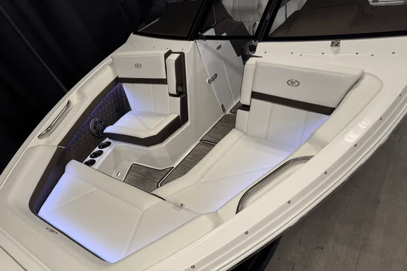 Slide: The Image of Cobalt R6 Outboard 2025 - 15